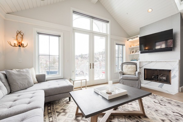 Una Smart TV, una chimenea