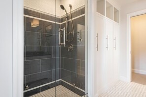 Douche, sĂšche-cheveux, serviettes fournies