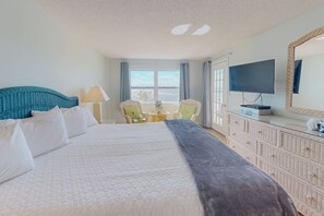 3 bedrooms, iron/ironing board, free WiFi - Directly on the beach and across from John's Pass Village. Beachfront Escape. Lounge at the Pool. (Madeira Beach)