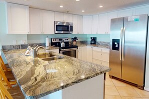 Refrigerador, microondas, lavavajillas y cafetera y tetera