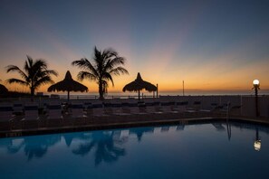 Pool - Directly on the beach and across from John's Pass Village. Beachfront Escape. Lounge at the Pool. (Madeira Beach)