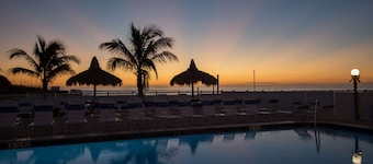 Direkt am Strand und direkt gegenüber vom Johns Pass Village. Best Location. Best View!