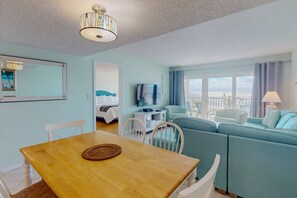 TV - Directly on the beach and across from John's Pass Village. Beachfront Escape. Lounge at the Pool. (Madeira Beach)