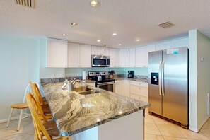 Refrigerador, microondas, lavavajillas y cafetera y tetera 