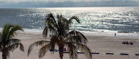 Plage, serviettes de plage, navigation en bateau Ă moteur
