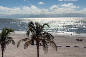 Ubicación a pie de playa, toallas de playa y paseos en lancha motora