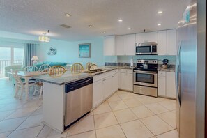 Refrigerador, microondas, lavavajillas y cafetera y tetera