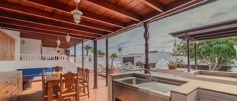 屋外ダイニングエリア