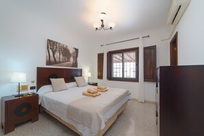 4 bedrooms, in-room safe, iron/ironing board, free WiFi