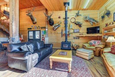 Cozy Cora Studio Cabin w/ Wind River Mtn Views