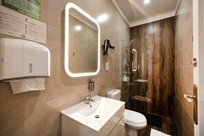 Twin Room, Shared Bathroom | Bathroom | Shower, free toiletries, towels - Loulé Coreto Guesthouse (Loulé)