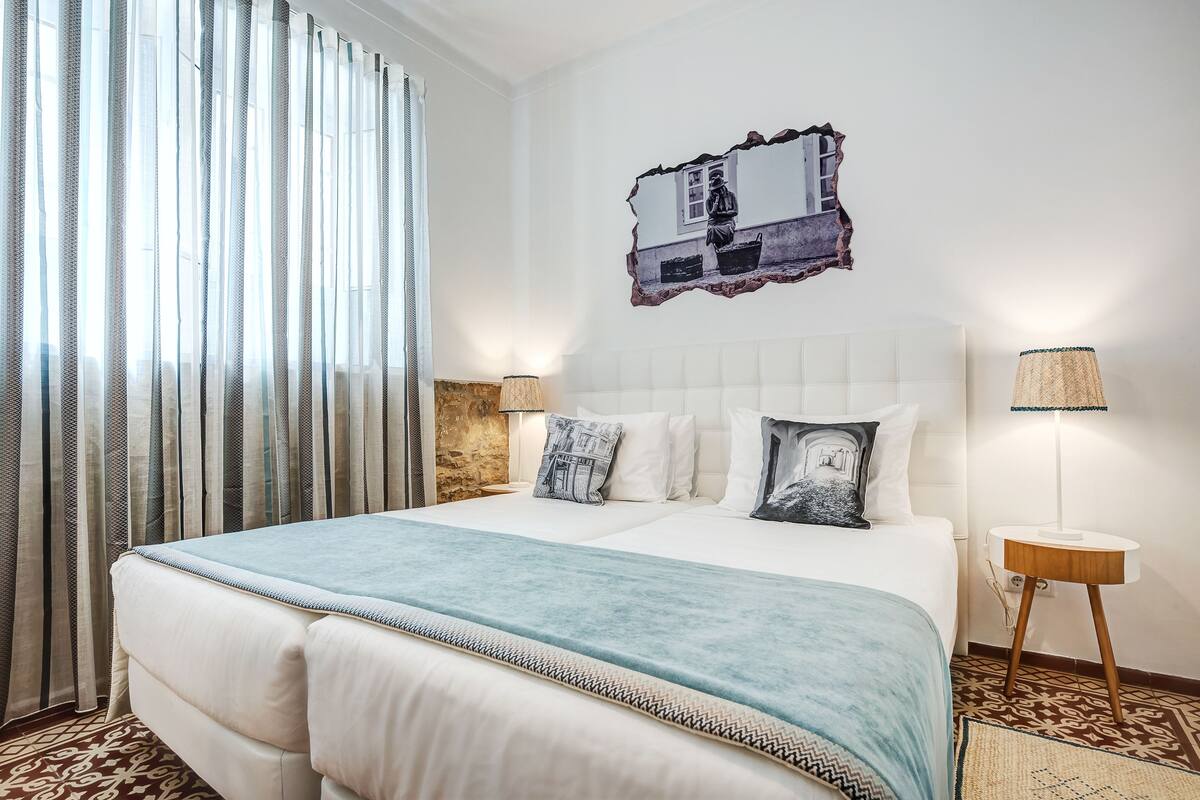 Habitación con 2 camas individuales, baño compartido | Sistema de insonorización y wifi gratis