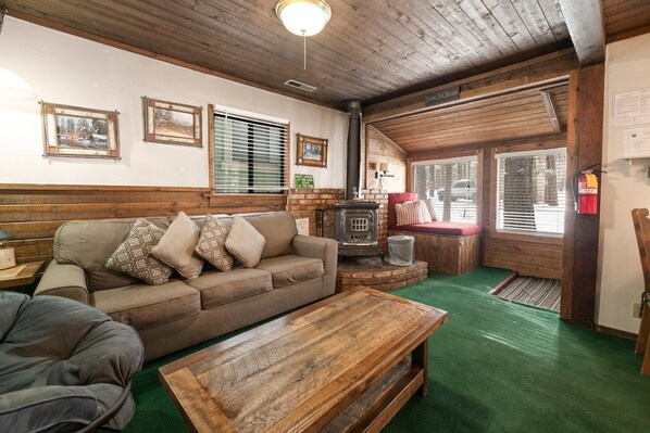 Interior - Brown Bear Inn - Couples Cabin, Walk to Zoo & Ski Shuttle, Barbecue (Big Bear Lake)