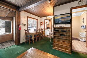 Interior - Brown Bear Inn - Couples Cabin, Walk to Zoo & Ski Shuttle, Barbecue (Big Bear Lake)