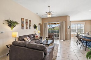 Fernseher, Tischfußball, Tischtennisplatte