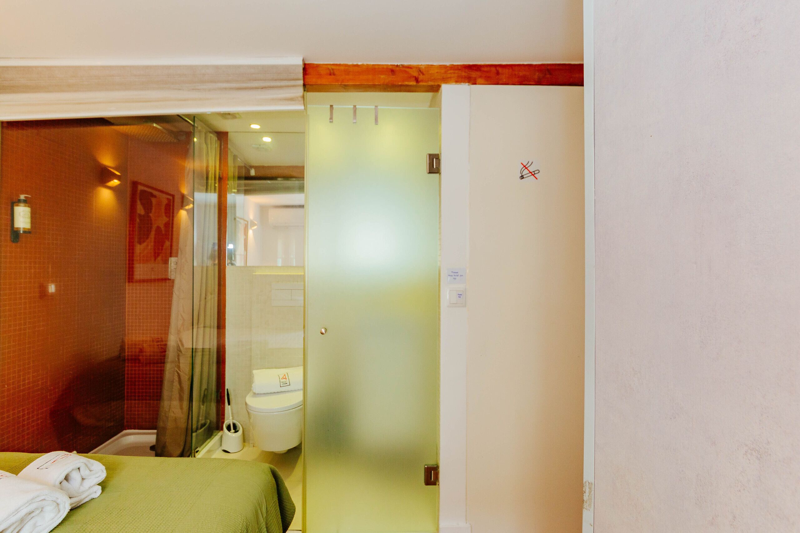 Une chambre d’hôtel avec un lit, une douche et des toilettes.