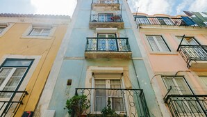 A multi-story building with balconies, windows, and a visible door. - RENT4REST BAIRRO ALTO CHARMING 1 BEDROOM APARTMENT (Lisboa ciudad)