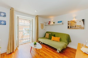 TV - RENT4REST BAIRRO ALTO CHARMING 1 BEDROOM APARTMENT (Lisboa ciudad)