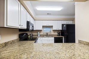 Refrigerador, microondas, lavavajillas y cafetera y tetera 