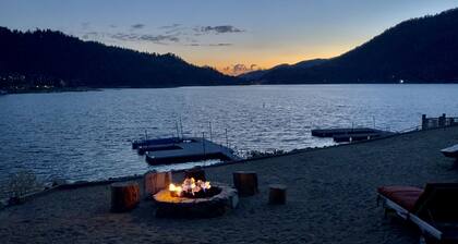 Stunning Lakefront Home, Game Room, Hot Tub, Fire Pit, 100 ft. Beach, Deep Water