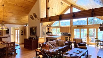 Älytelevisio, takka, kirjoja, musiikkikirjasto