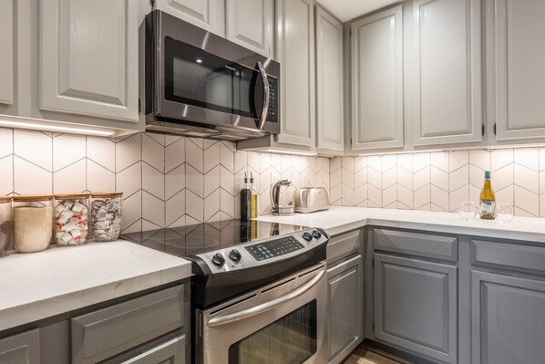 Refrigerador, microondas, horno, placa de cocina
