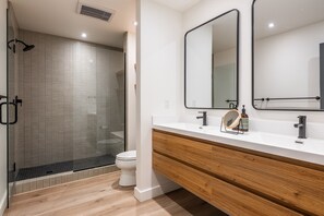 Combined shower/bathtub, hair dryer, towels