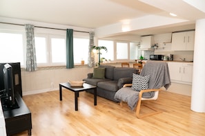 Smart TV, fireplace, DVD player, printers - 2 Bedroom Self Contained House with shared backyard (Parede)