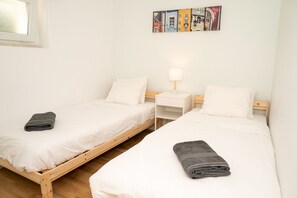 2 bedrooms, desk, iron/ironing board, free WiFi - 2 Bedroom Self Contained House with shared backyard (Parede)