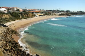 Beach - 2 Bedroom Self Contained House with shared backyard (Parede)