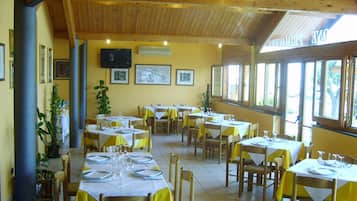 Breakfast, lunch, dinner served; local cuisine