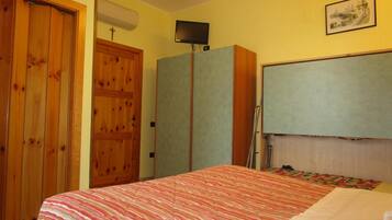 Una scrivania, culle/letti per bambini (gratuiti)