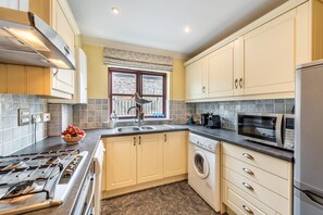 Microwave, oven, dishwasher, toaster - 3 Bed in Braunton (oc-valen) (Braunton)