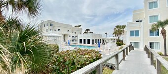 Oceanfront bygning bare noen skritt til strand, basseng og badestamp! Første etasje med uteplass