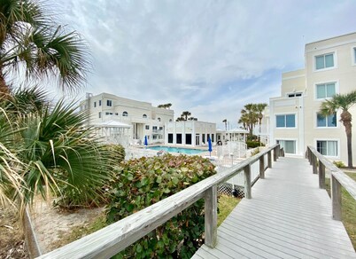 Oceanfront Family Summer Fun-Private Beach~Spa~Pool View~Ground floor~Beach Gear