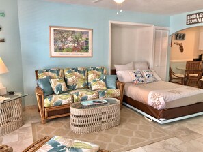 1 slaapkamer, een bureau, een strijkplank/strijkijzer, reisbedje