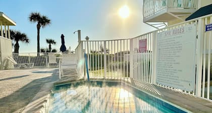 Edificio frente al mar a solo pasos de la playa, piscina y jacuzzi. Planta baja con patio