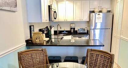 Edificio frente al mar a solo pasos de la playa, piscina y jacuzzi. Planta baja con patio