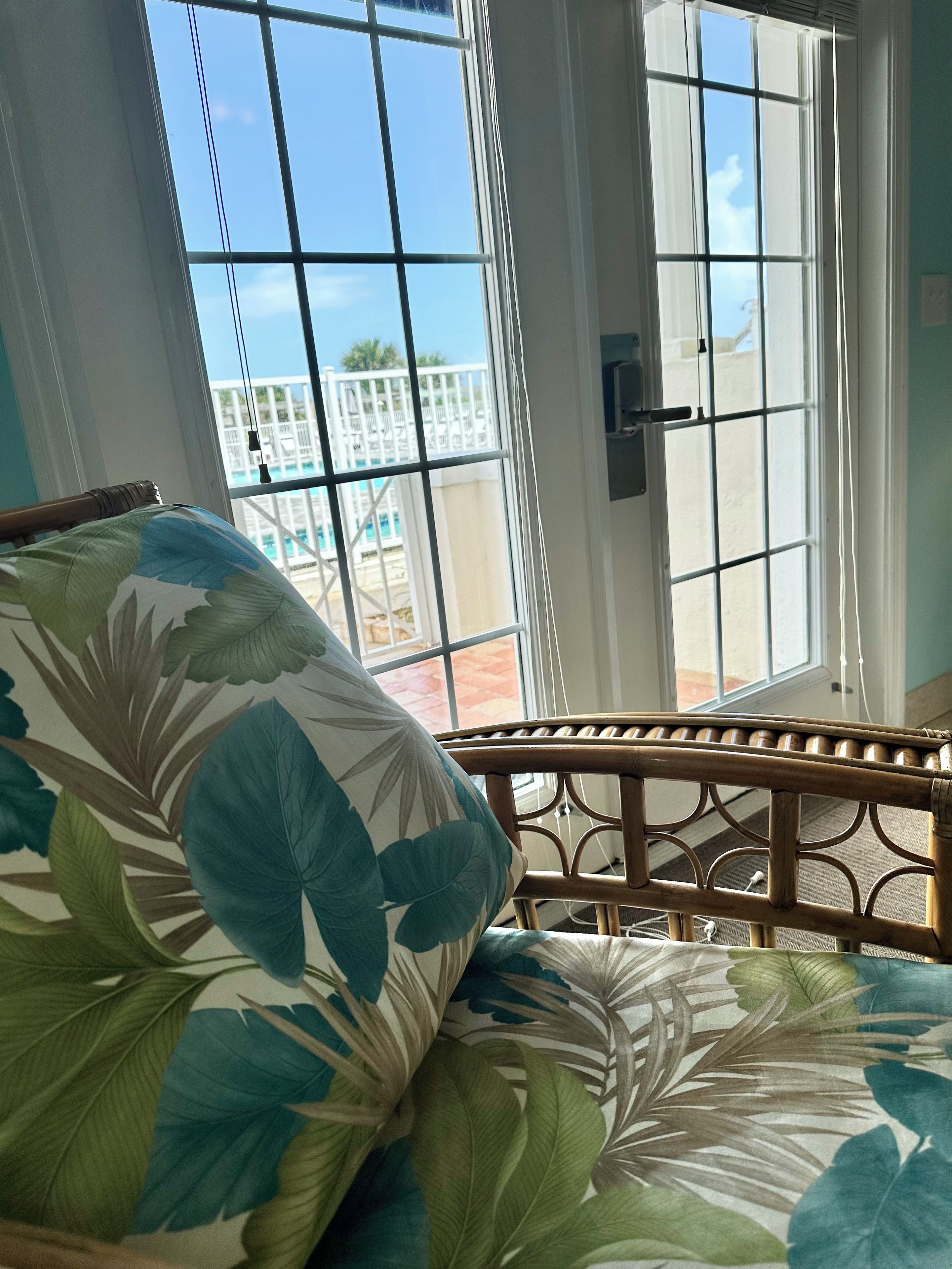 Ein Zimmer mit Blick auf einen Pool und eine weiße Tür.