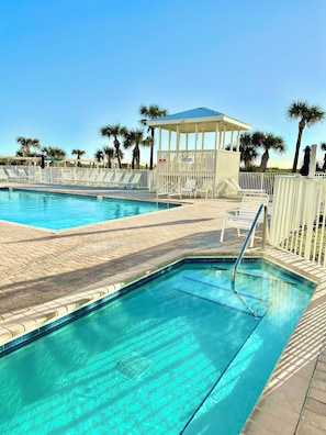 Una piscina al aire libre, una piscina climatizada