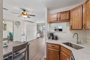 Interior - Emerald Coast Studio FreeBeachService&Pet Friendly (Destin)