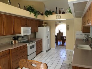 Fridge, microwave, oven, stovetop - Beautiful Home With Heated Pool In A Nice Neighborhood (Spring Hill)