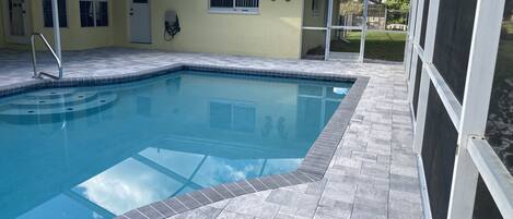 Piscine chauffée, chaises longues