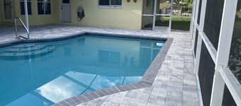 Vakkert hjem med oppvarmet basseng i et hyggelig nabolag