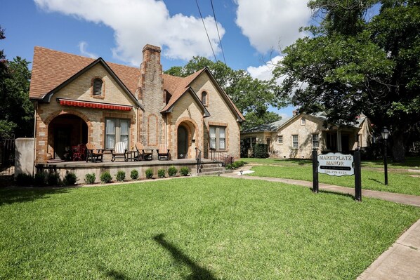 Exterior - Marktplatz Manor | Pet Friendly | 1 Block to Main (Fredricksburg)