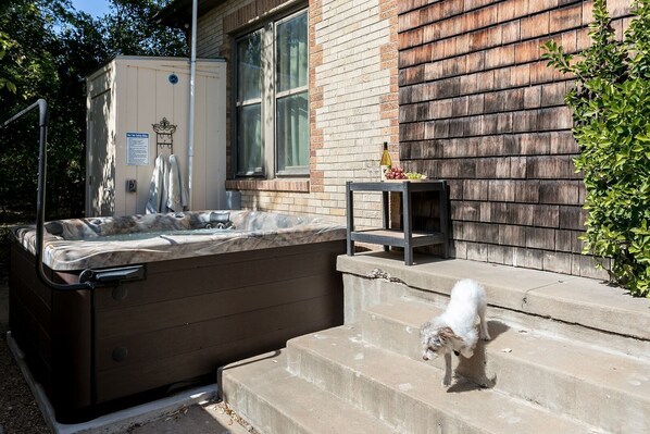 Outdoor spa tub