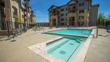 Lämmitetty uima-allas