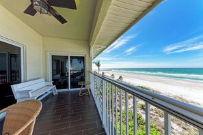 Terrace/patio - Beachfront Condo-Amazing Views of the Sunset from Every Room!   2 King/4 twins (Bradenton Beach)