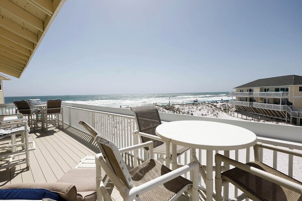 Terraza con mobiliario exterior y vista a la playa y al océano.