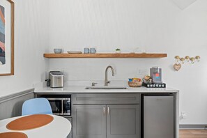 Réfrigérateur, micro-ondes, cafetière/bouilloire
